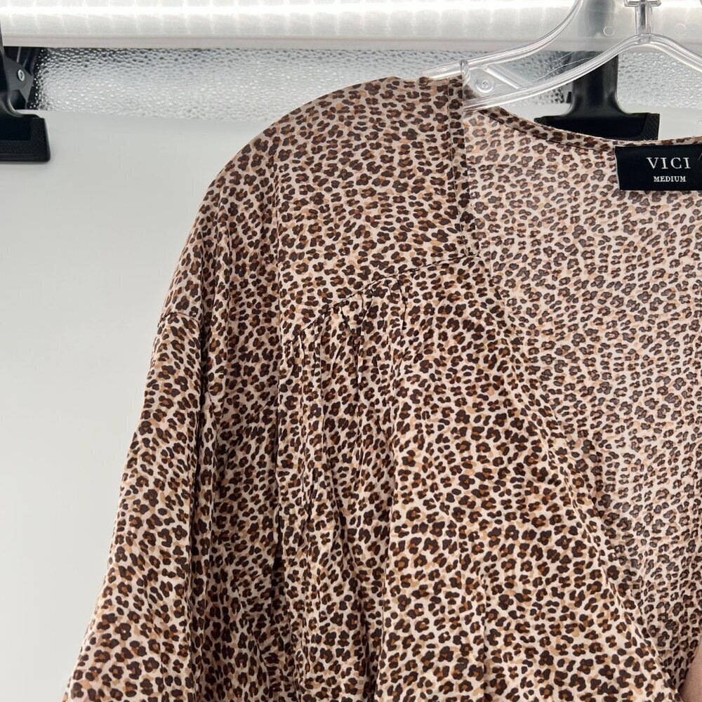 Vici Women's Animal Print V-Neck Romper Belted Size Medium 3/4 Sleeve - Picture 3 of 9